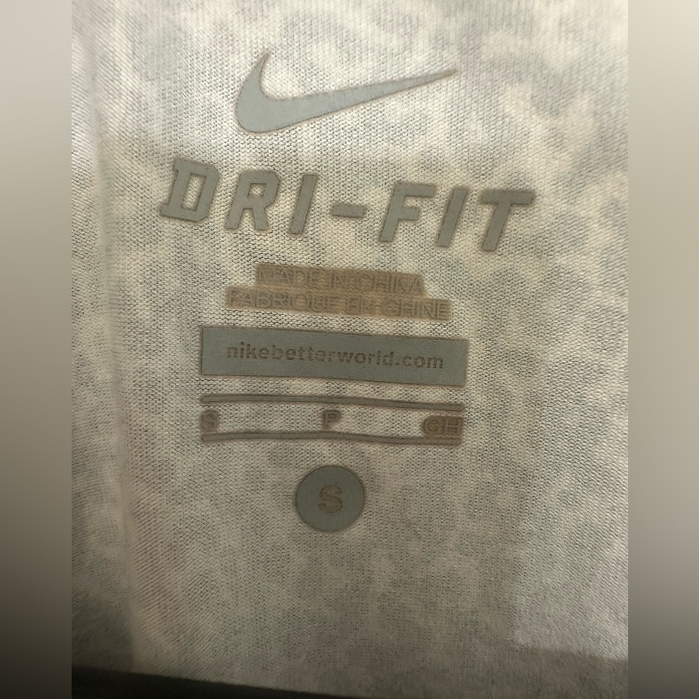 Women’s Nike Dri fit 3/4 sleeve top black & white snow leopard print size Small - Picture 3 of 4